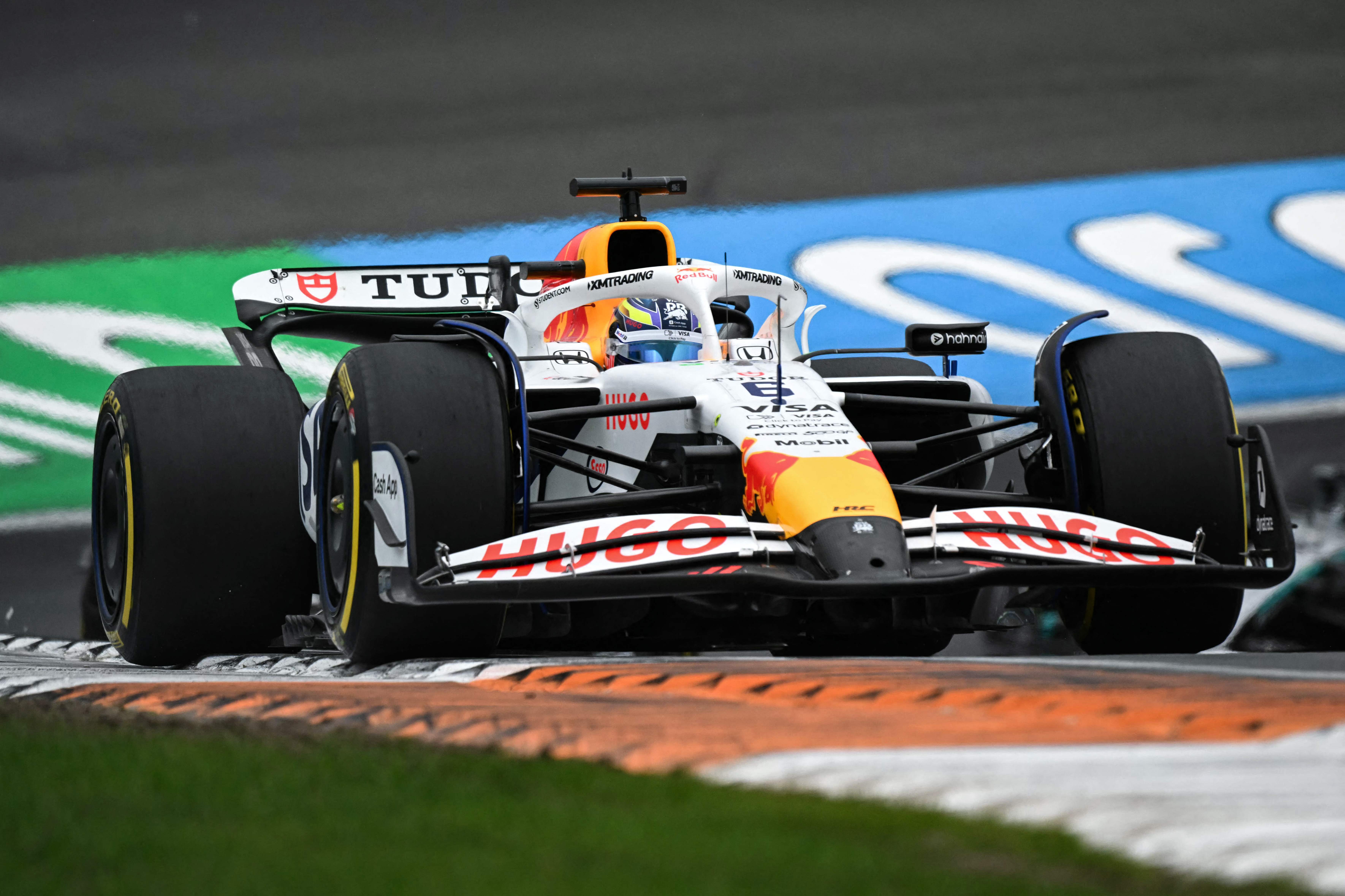 红牛车队鏖战雷诺车队，皮亚斯特里惊艳四座