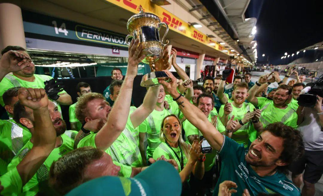 阿斯顿马丁轻取红牛二队，诺里斯统治全场